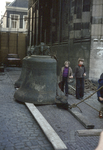 804303 Afbeelding van het afvoeren van de klokken van het carillon van de Domtoren (Domplein) te Utrecht in verband met ...